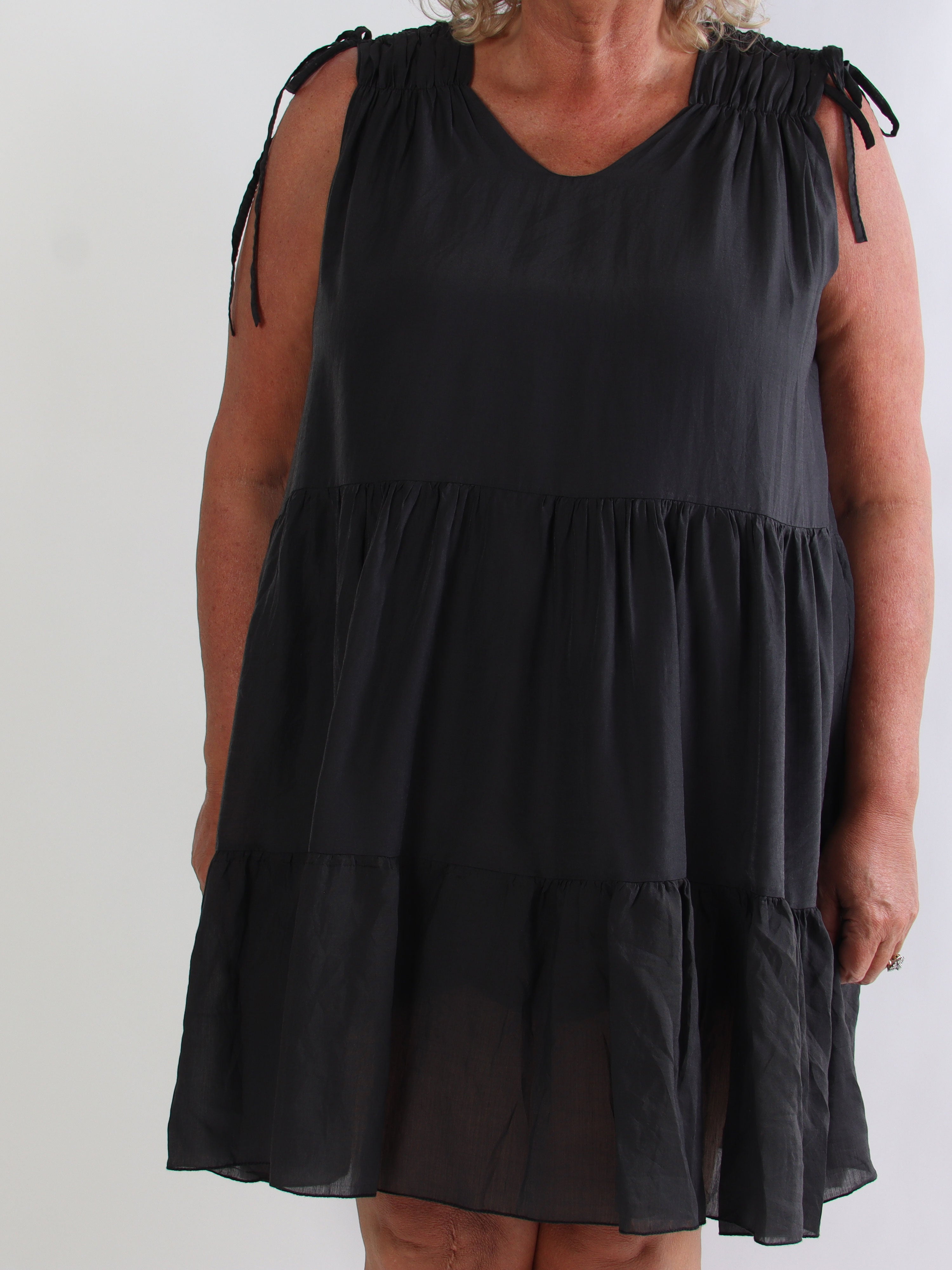 Branka - Lag-på-lag plus size kjole med fine rynkedetaljer ved skuldrene